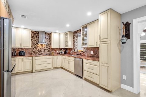 Villa ou maison à vendre à Miami, Floride: 4 chambres, 189.99 m2 № 1951316 - photo 14