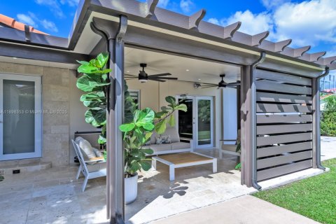 Villa ou maison à vendre à Miami, Floride: 4 chambres, 189.99 m2 № 1951316 - photo 1