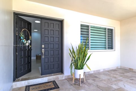 Villa ou maison à vendre à Miami, Floride: 4 chambres, 189.99 m2 № 1951316 - photo 6