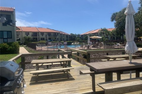 Condo in Saint Petersburg, Florida, 2 bedrooms  № 2230889 - photo 3