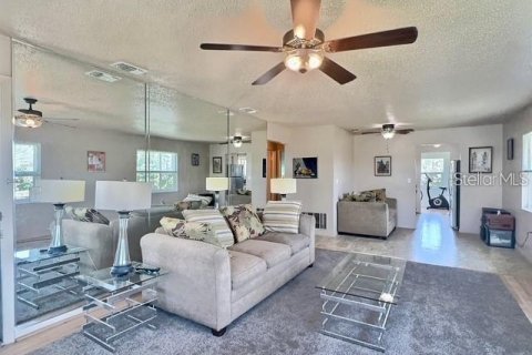 Condo in Saint Petersburg, Florida, 2 bedrooms  № 2199856 - photo 2