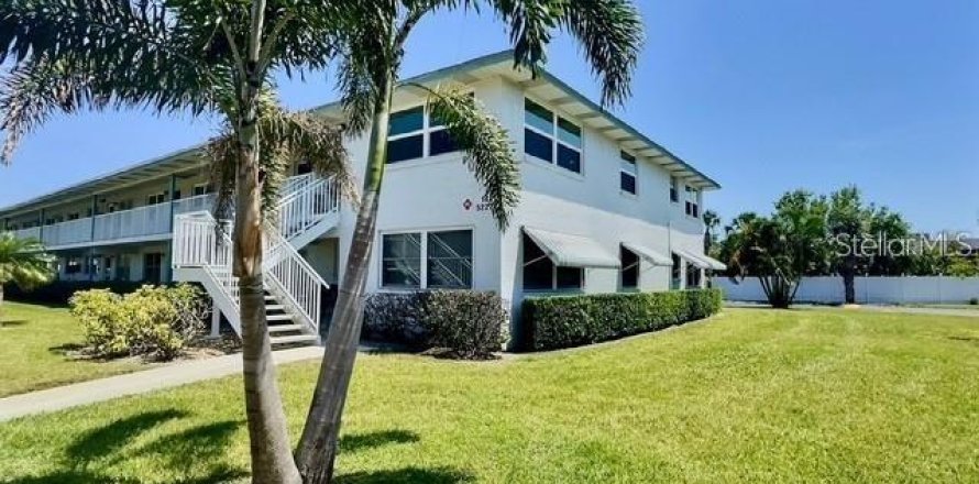 Condo in Saint Petersburg, Florida, 2 bedrooms  № 2199856