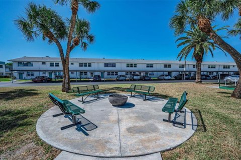 Condo in Saint Petersburg, Florida, 2 bedrooms  № 2199856 - photo 11