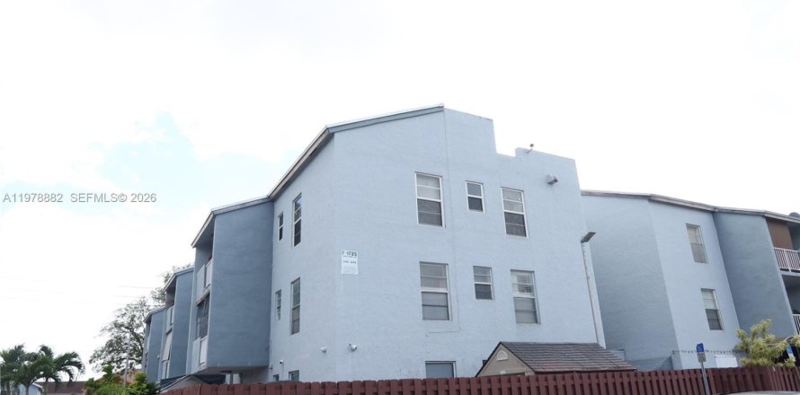 Кондоминиум с 1 спальней в Хайалиа, Флорида № 2043444