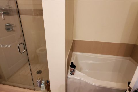 Condo in Hallandale Beach, Florida, 3 bedrooms  № 1959336 - photo 14