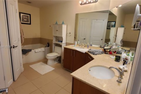 Condo in Hallandale Beach, Florida, 3 bedrooms  № 1959336 - photo 8