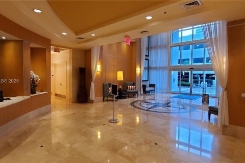 Condo in Hallandale Beach, Florida, 3 bedrooms  № 1959336 - photo 24