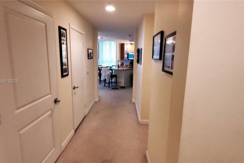 Condo in Hallandale Beach, Florida, 3 bedrooms  № 1959336 - photo 16
