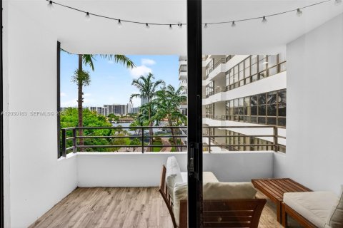 Copropriété à louer à Hallandale Beach, Floride: 1 chambre, 76.92 m2 № 2153717 - photo 24