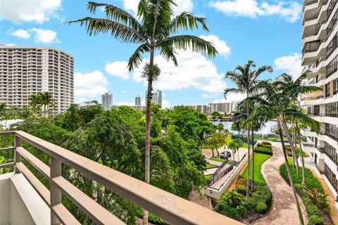 Copropriété à louer à Hallandale Beach, Floride: 1 chambre, 76.92 m2 № 2153717 - photo 25