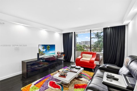 Copropriété à louer à Hallandale Beach, Floride: 1 chambre, 76.92 m2 № 2153717 - photo 15