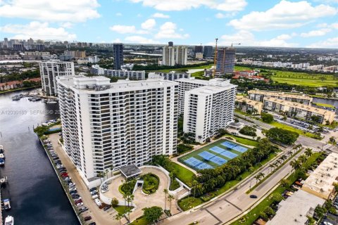 Copropriété à louer à Hallandale Beach, Floride: 1 chambre, 76.92 m2 № 2153717 - photo 28