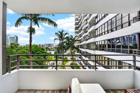 Copropriété à louer à Hallandale Beach, Floride: 1 chambre, 76.92 m2 № 2153717 - photo 2