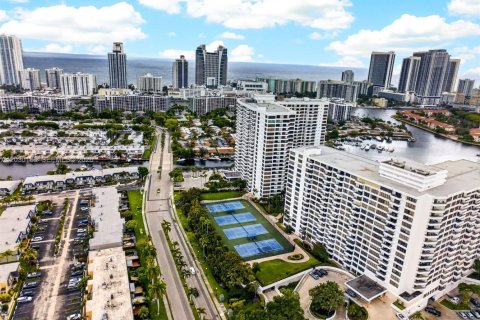 Copropriété à louer à Hallandale Beach, Floride: 1 chambre, 76.92 m2 № 2153717 - photo 30