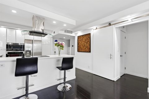 Copropriété à louer à Hallandale Beach, Floride: 1 chambre, 76.92 m2 № 2153717 - photo 10