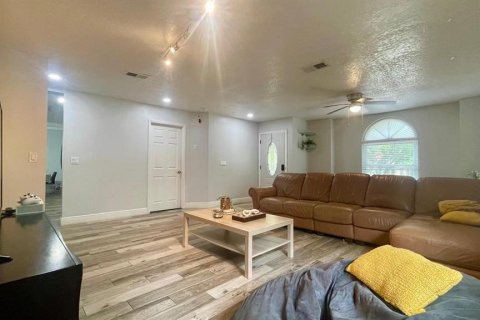 House in Orlando, Florida 3 bedrooms, 192.68 sq.m. № 2104861 - photo 4