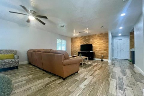 House in Orlando, Florida 3 bedrooms, 192.68 sq.m. № 2104861 - photo 3