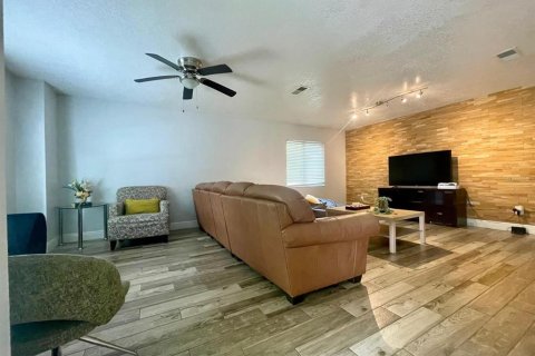 House in Orlando, Florida 3 bedrooms, 192.68 sq.m. № 2104861 - photo 7