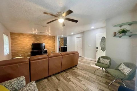 House in Orlando, Florida 3 bedrooms, 192.68 sq.m. № 2104861 - photo 8