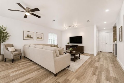 House in Orlando, Florida 3 bedrooms, 192.68 sq.m. № 2104861 - photo 2