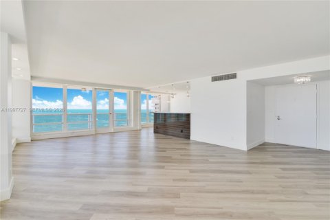 Снять в аренду кондоминиум в Форт-Лодердейл, Флорида 2 спальни, 168.43м2, № 2067185 - фото 8