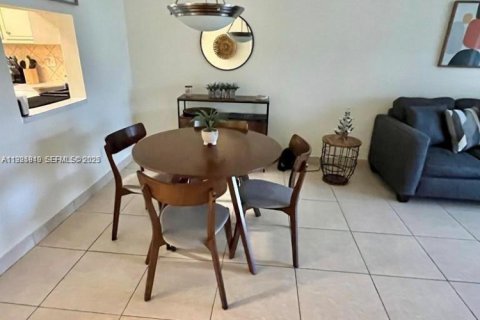 Condo in Tamarac, Florida, 1 bedroom  № 1984526 - photo 5