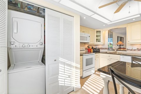 Condo in Margate, Florida, 2 bedrooms № 1983462 - photo 22