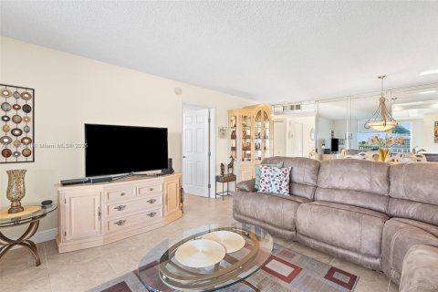Condo in Margate, Florida, 2 bedrooms № 1983462 - photo 12