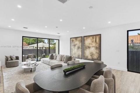 Adosado en venta en Miami, Florida, 4 dormitorios, 214.33 m2 № 1981030 - foto 18