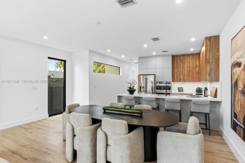 Adosado en venta en Miami, Florida, 4 dormitorios, 214.33 m2 № 1981030 - foto 27