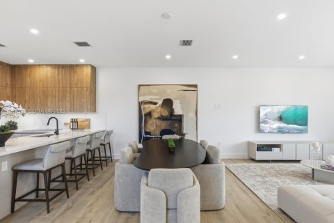 Adosado en venta en Miami, Florida, 4 dormitorios, 214.33 m2 № 1981030 - foto 29