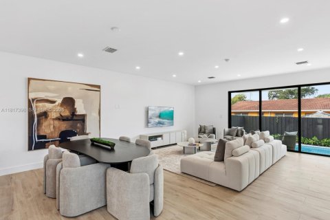 Adosado en venta en Miami, Florida, 4 dormitorios, 214.33 m2 № 1981030 - foto 17