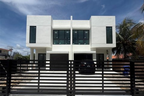 Townhouse in Miami, Florida 4 bedrooms, 214.33 sq.m. № 1981030 - photo 2