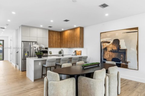 Adosado en venta en Miami, Florida, 4 dormitorios, 214.33 m2 № 1981030 - foto 26