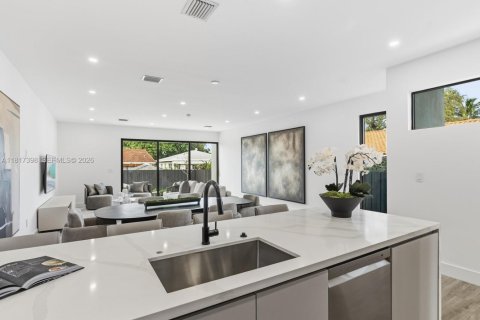 Adosado en venta en Miami, Florida, 4 dormitorios, 214.33 m2 № 1981030 - foto 19