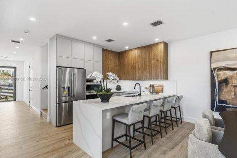 Adosado en venta en Miami, Florida, 4 dormitorios, 214.33 m2 № 1981030 - foto 30