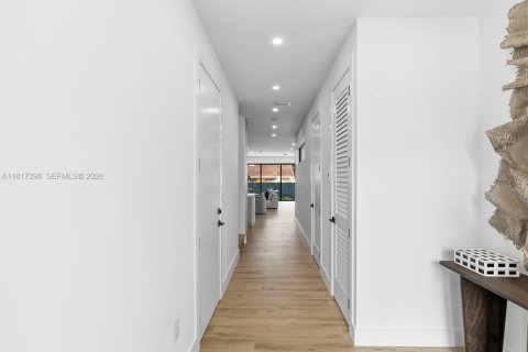 Adosado en venta en Miami, Florida, 4 dormitorios, 214.33 m2 № 1981030 - foto 15