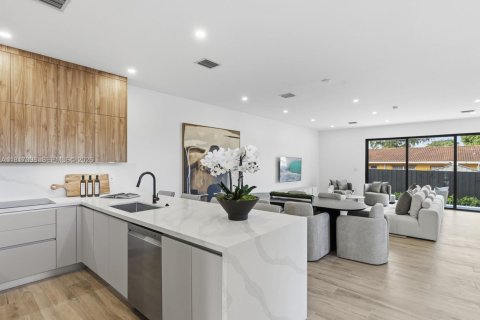 Adosado en venta en Miami, Florida, 4 dormitorios, 214.33 m2 № 1981030 - foto 16