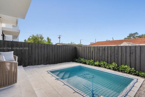 Adosado en venta en Miami, Florida, 4 dormitorios, 214.33 m2 № 1981030 - foto 12