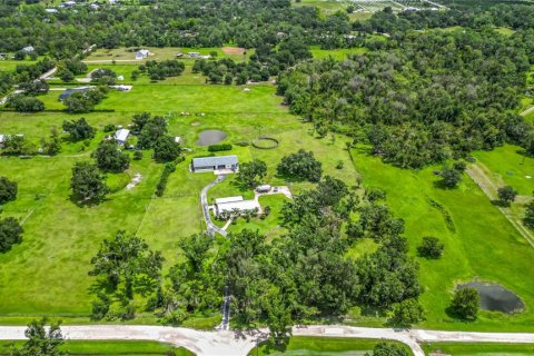 House in Sarasota, Florida 3 bedrooms, 151.06 sq.m. № 1915097 - photo 2