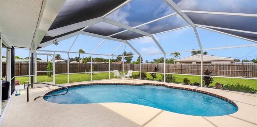 House in Englewood, Florida 3 bedrooms, 112.23 sq.m. № 1844813