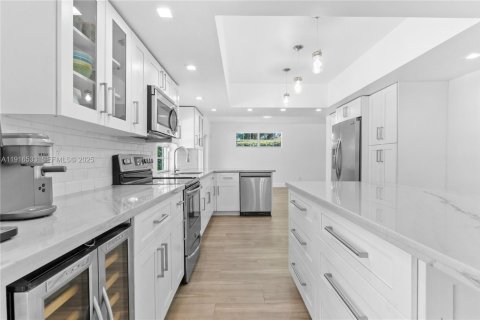 Casa en venta en Miami, Florida, 5 dormitorios, 257.71 m2 № 1984367 - foto 9