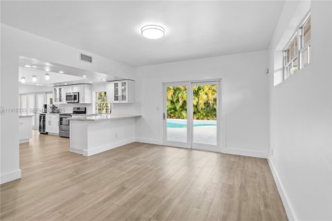 Casa en venta en Miami, Florida, 5 dormitorios, 257.71 m2 № 1984367 - foto 10