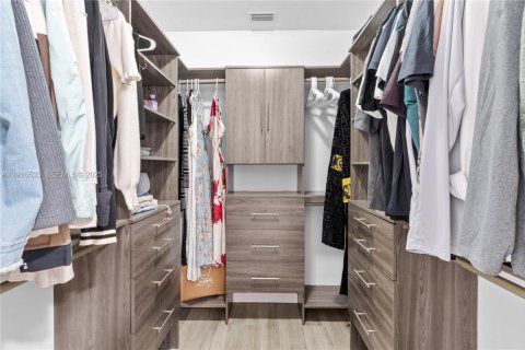 Casa en venta en Miami, Florida, 5 dormitorios, 257.71 m2 № 1984367 - foto 18