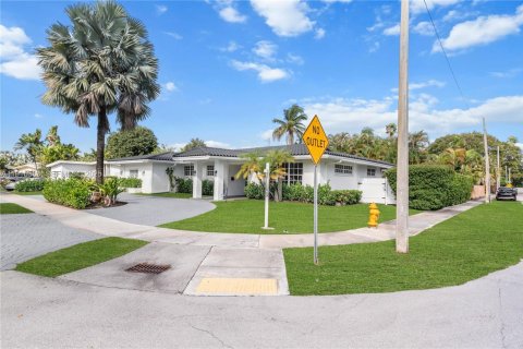 Casa en venta en Miami, Florida, 5 dormitorios, 257.71 m2 № 1984367 - foto 1