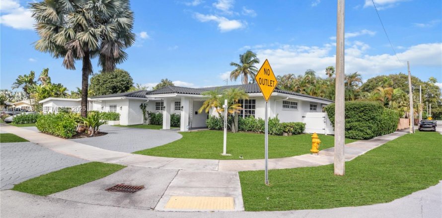 Casa en Miami, Florida 5 dormitorios, 257.71 m2 № 1984367