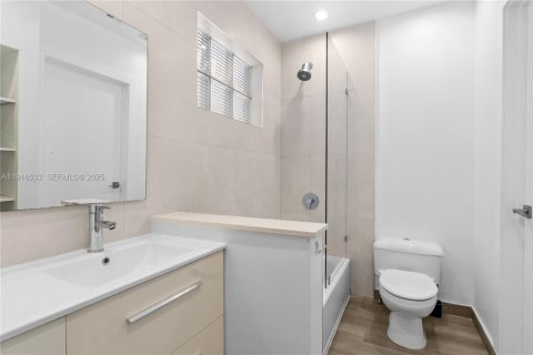 Casa en venta en Miami, Florida, 5 dormitorios, 257.71 m2 № 1984367 - foto 14