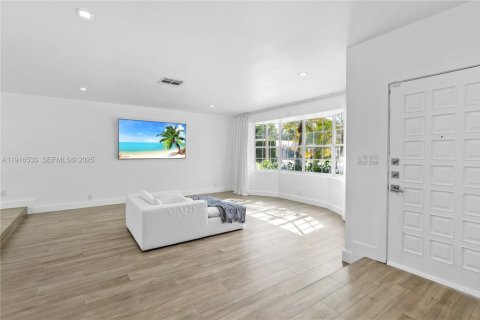 Casa en venta en Miami, Florida, 5 dormitorios, 257.71 m2 № 1984367 - foto 23