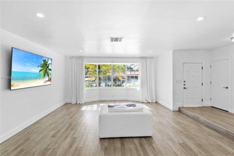 Casa en venta en Miami, Florida, 5 dormitorios, 257.71 m2 № 1984367 - foto 22