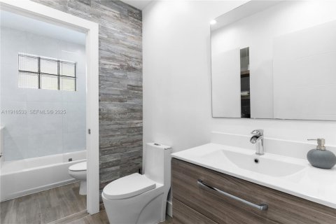 Casa en venta en Miami, Florida, 5 dormitorios, 257.71 m2 № 1984367 - foto 12